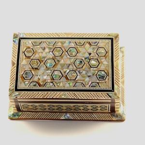 Schmuckschatulle ägyptisch Handarbeit - Buchenholz mit eingelegtem Perlmutt - 3,5 in x 5 in. Hergestellt von professionellen Handwerkern. Elegantes Stück zu Ihnen