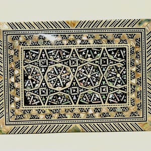 エジプト製ハンドメイドジュエリーボックス - ブナ材に真珠貝を象嵌。エジプトから愛を込めてお届けします。高品質で細部までこだわった逸品です。