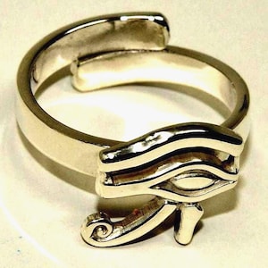 Fabuloso anillo Ojo de Horus en plata de ley 925, un anillo de rey egipcio, elegante para ti. Fabricado con un cuidado especial en la calidad y los detalles.