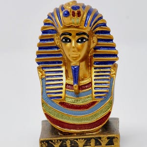 Ancient Egyptian Mask of King Tutankhamun or Queen Nefertiti. The most popular king & queen statues in your hand brought to you from Egypt