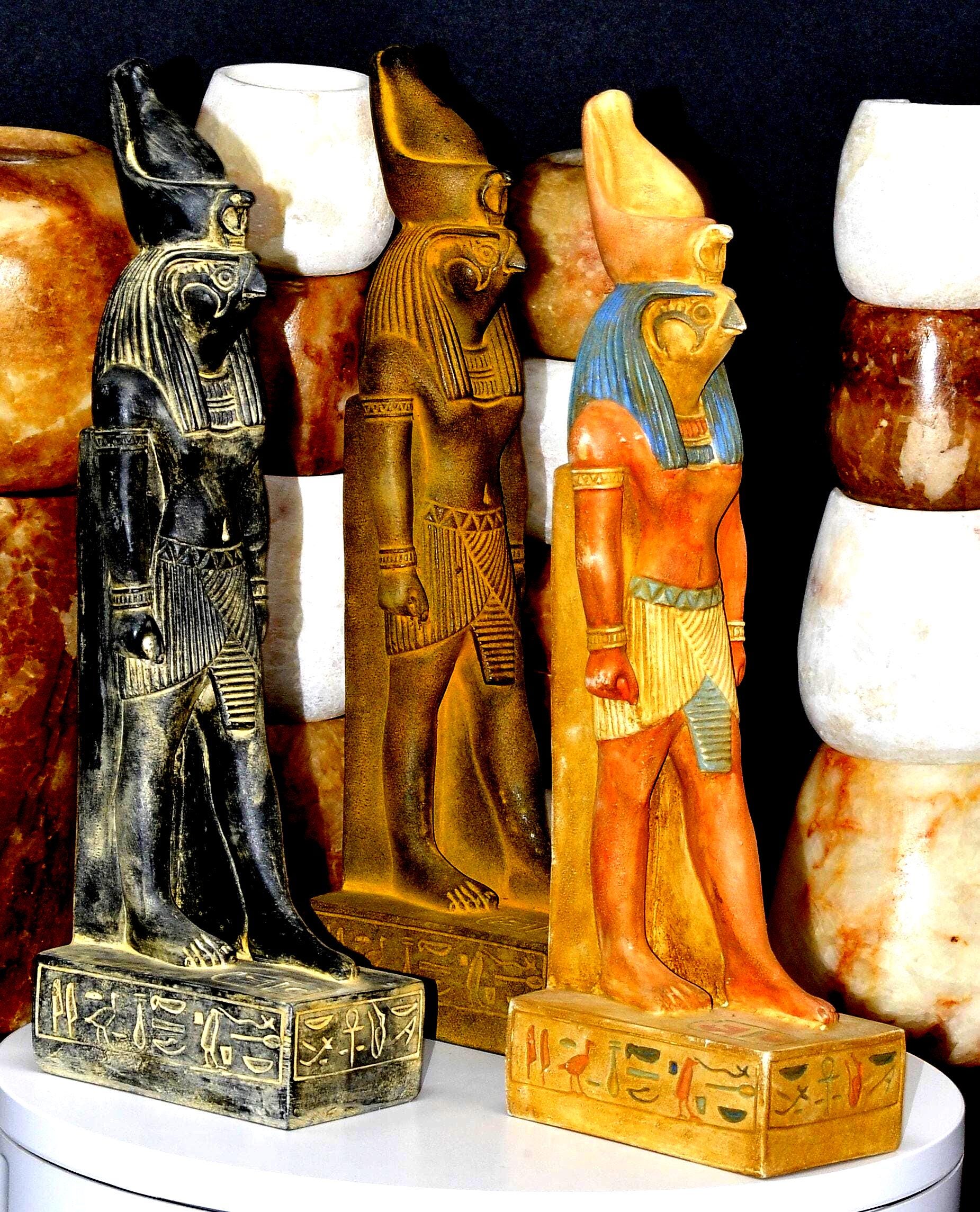 エジプトのホルス神。ハヤブサの頭を持ち、二重冠をかぶったホルス神