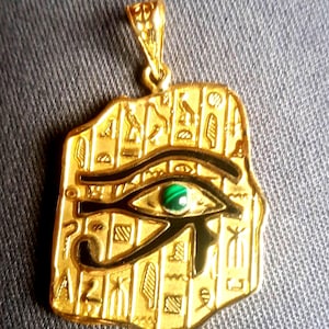 Piedra Rosetta del Antiguo Egipto en oro macizo de 14 quilates con el Ojo de Horus. Hecha a mano en nuestro antiguo taller en Khan El Khalili, El Cairo. Pieza única para ti.