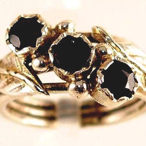 925 sterlingzilveren ring met robijnrode edelsteenbloemen en bladontwerp. Elegante ring uit Egypt With Love. Gemaakt door ons atelier