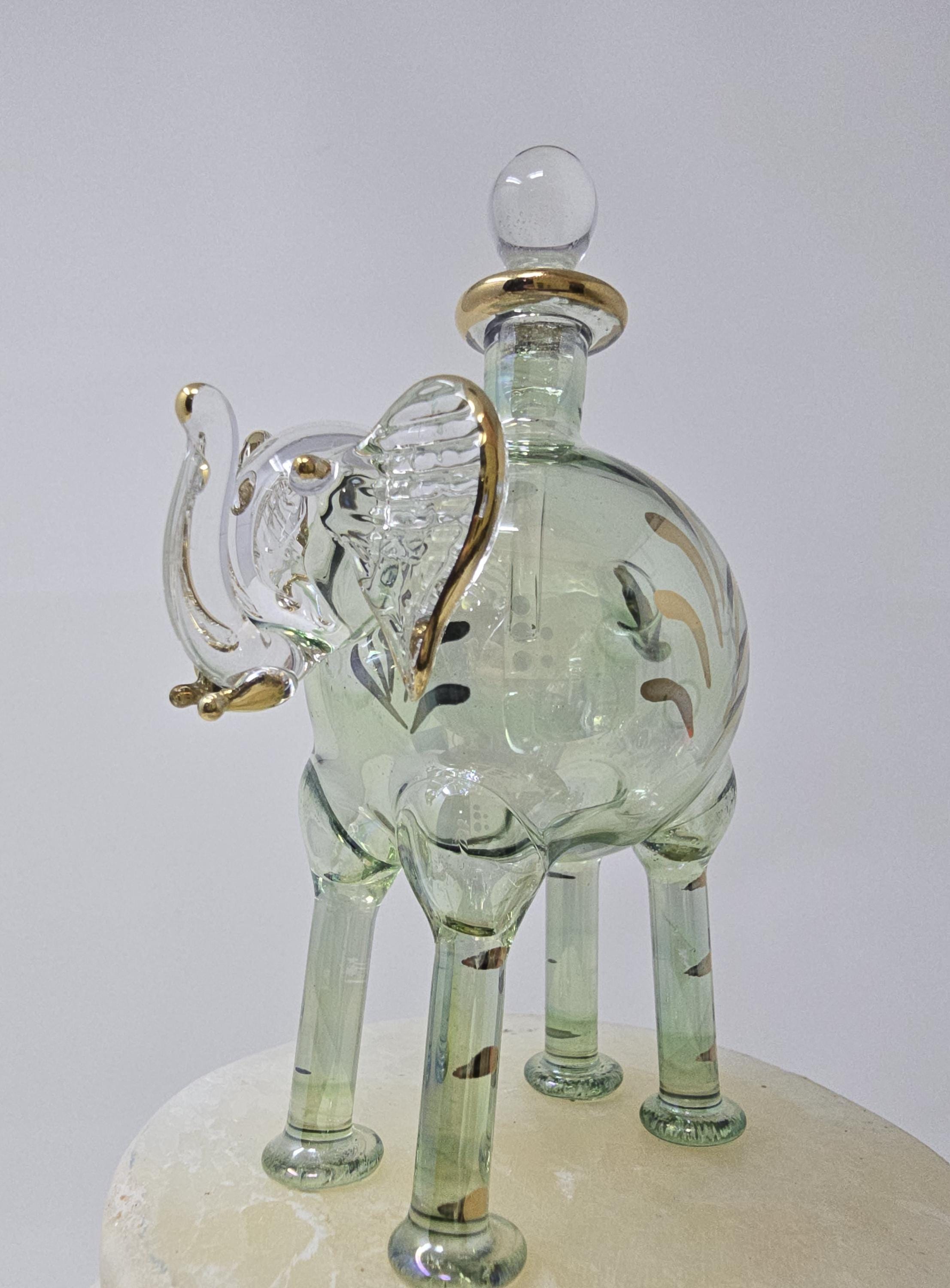 ゾウの香水瓶。エジプトの吹きガラスで作られた素晴らしいオーナメント