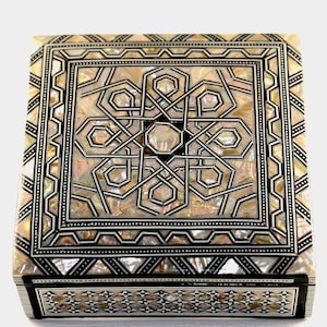 素晴らしいエジプト製ハンドメイドジュエリーボックス - ブナ材に真珠貝象嵌 - エジプトの職人によるハンドメイド (6インチまたは4インチ)