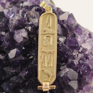Cartucho de oro macizo de 18 quilates (disponible por una o dos caras). Disponible en jeroglíficos, letras inglesas o árabes. Elegante cartucho hecho a mano.