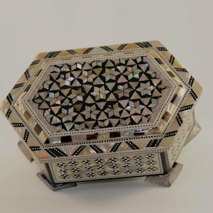 Amazing Egyptian Handmade Jewelry Box - Beech wood with inlaid Mother of Pearl (3.5 in x 5.5 in). Made in Egypt by professional craftsmen