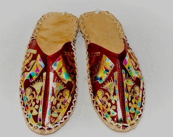 Sandálias rasteiras de couro cor camelo. Pintura faraônica. Sapatos rasteiros feitos à mão para mulheres, para relaxar e proporcionar conforto aos pés.