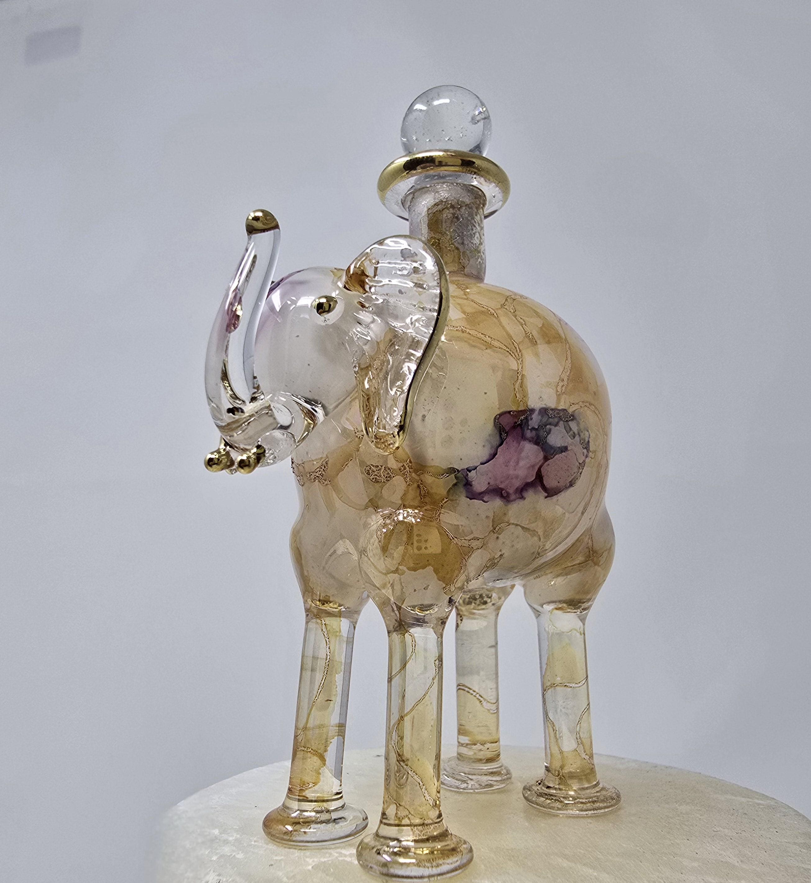 ゾウの香水瓶。エジプトの吹きガラスで作られた素晴らしいオーナメント