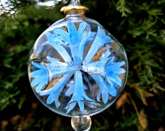 Ornamento egípcio de vidro soprado - explosão floral multicolorida em vermelho, azul, roxo, dourado e verde. Feito à mão por profissionais para decorar seu espaço.