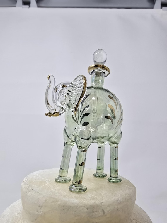 ゾウの香水瓶。エジプトの吹きガラスで作られた素晴らしいオーナメント