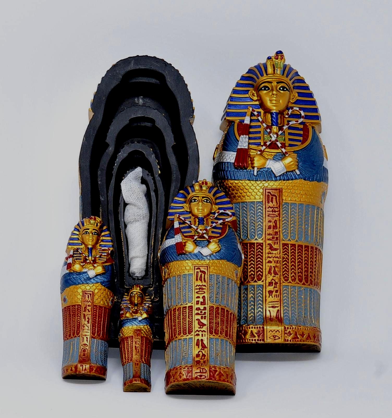 素晴らしい古代エジプト王の棺。各墓に4つのパーツが入っています