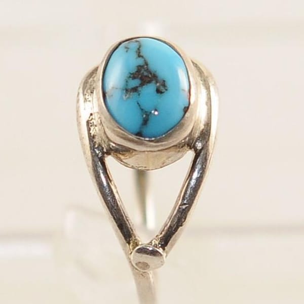 Anillo de plata de ley 925 con turquesa. Anillo sencillo y elegante, fabricado en nuestro taller del Cairo antiguo.