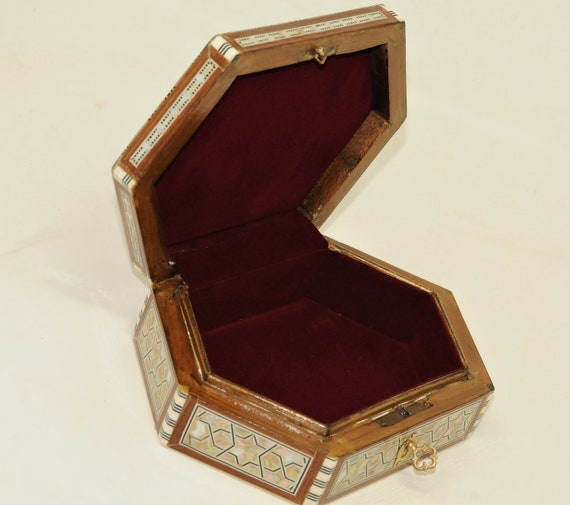 Coffret à bijoux en bois noirci à décor de paysage et fleurs en nacre