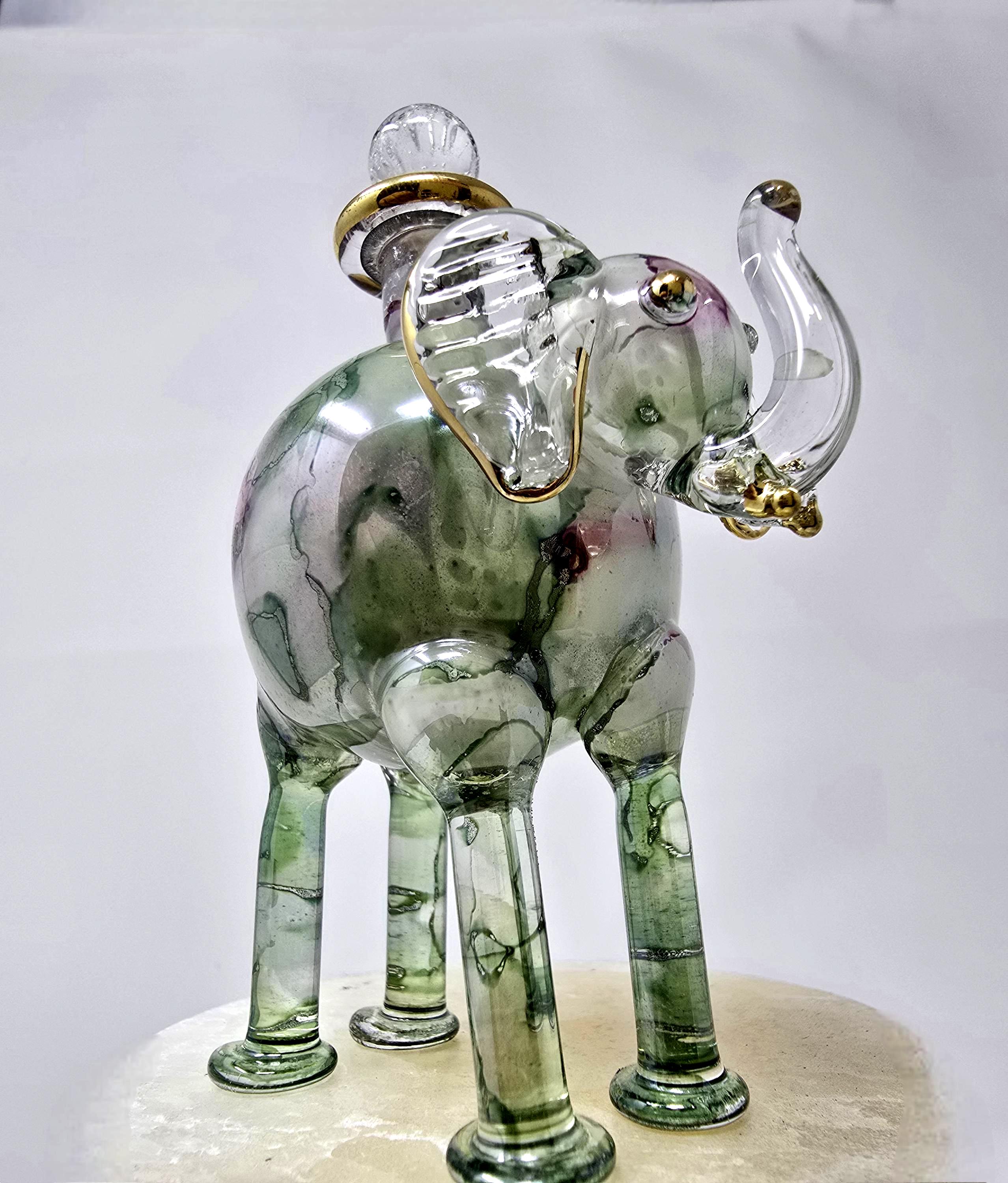 香水瓶の象、素晴らしいエジプトの吹きガラス装飾品。エジプトから様々