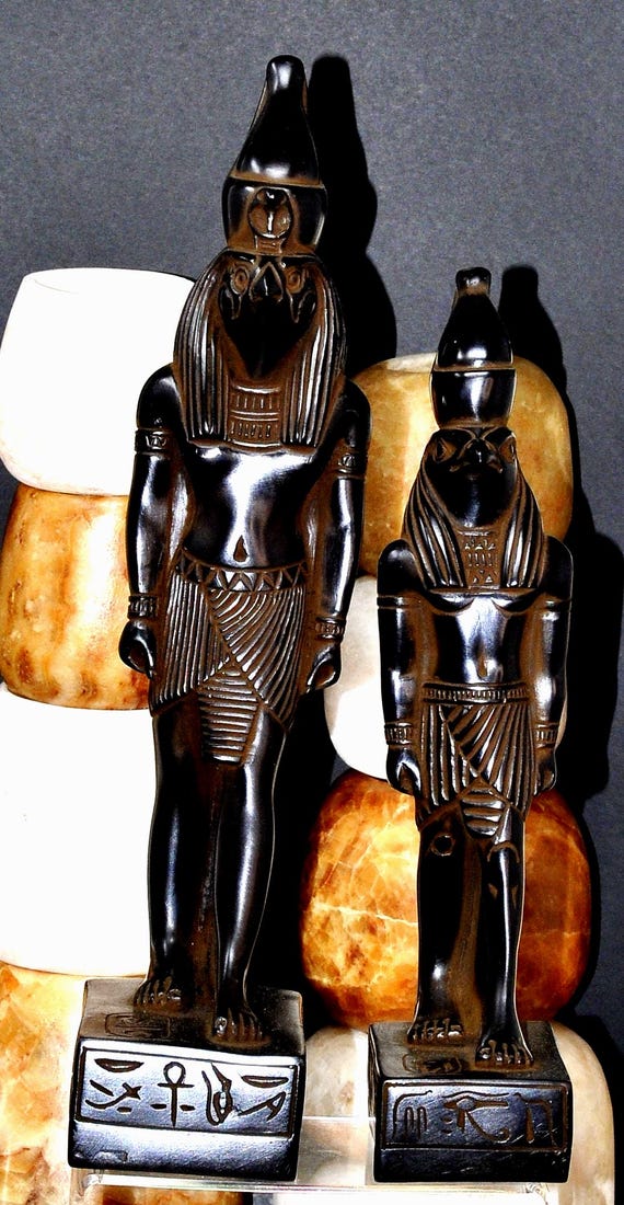 エジプトのホルス神。ハヤブサの頭を持ち、二重冠をかぶったホルス神