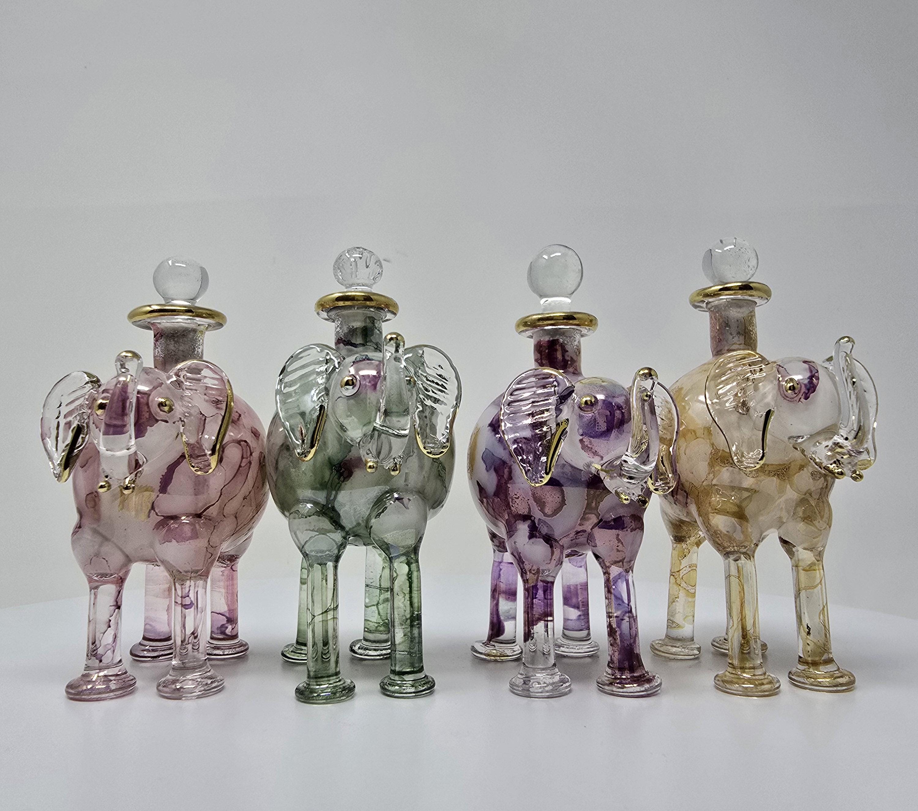 ゾウの香水瓶。エジプトの吹きガラスで作られた素晴らしいオーナメント