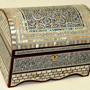 Increíble joyero egipcio hecho a mano en madera de haya con incrustaciones de nácar de 9,8 x 6,7 pulgadas. Elegante caja de primera calidad para ti.