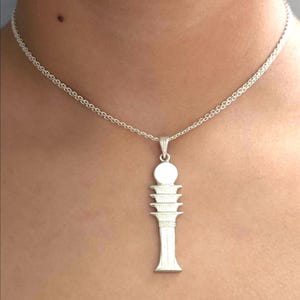 Pilier Djed, l'épine dorsale d'Osiris Pendentif en argent sterling ou plaqué or estampé. De notre ancien atelier au cœur du Caire