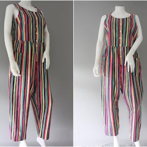 Op de afbeelding: Een kleurrijke gestreepte jumpsuit met een knoopsluiting aan de voorkant en zakken. De jumpsuit is gemaakt van een lichtgewicht stof en heeft een ontspannen pasvorm.