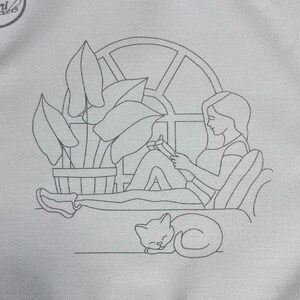 May include: A black and white line drawing of a person sitting on a couch reading a book. There is a potted plant and a cat in the image. The text "Patrón 43-2." is in the bottom right corner.