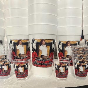 Puede incluir: Una colecci&oacute;n de vasos de espuma blancos y vasos de chupito de pl&aacute;stico transparente. Cada vaso y vaso tiene una foto de una mujer, enmarcada con un borde dorado, rosas rojas y el texto "Happy 23rd Birthday Tsis."