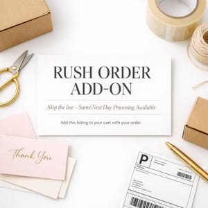 Puede incluir: Una tarjeta blanca con el texto "RUSH ORDER ADD-ON" y texto adicional. Otros elementos incluyen una etiqueta de envío, tijeras doradas, un bolígrafo dorado, cinta adhesiva, cuerda, una caja pequeña y una tarjeta rosa "Thank You".