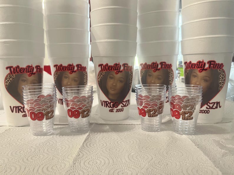 Puede incluir: Vasos de espuma blancos y vasos de chupito transparentes con dise&ntilde;os personalizados. Los vasos presentan un dise&ntilde;o en forma de coraz&oacute;n con una foto, el texto "Twenty Fine" y "Virgo SZN est. 2000". Los vasos de chupito tienen un dise&ntilde;o rojo y marr&oacute;n con el texto "0912".