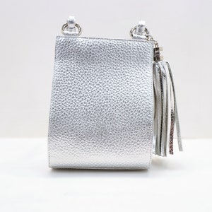 Bolso crossbody de cuero hecho a mano plateado