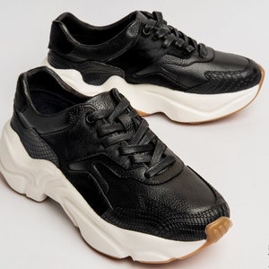 Women&#39;s Leather Casual Sneakers
