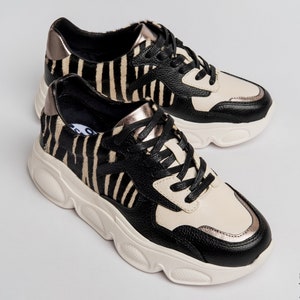 Women&#39;s Leather Casual Sneakers