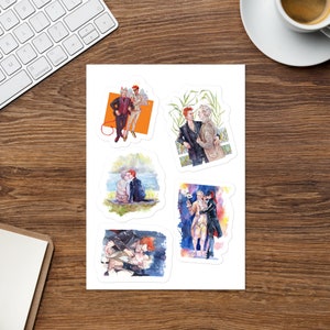 Può includere: Set di sei adesivi illustrati con due figure in varie pose. Gli adesivi sono stampati su carta bianca con una finitura lucida. Le illustrazioni sono in stile acquerello e presentano una varietà di colori, tra cui rosso, blu, verde e giallo.