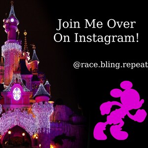 Puede incluir: Una silueta rosa de Mickey Mouse corriendo frente a una imagen nocturna del castillo de la Bella Durmiente en Disneyland. El texto "Join Me Over On Instagram! @race.bling.repeat" se muestra sobre la silueta.