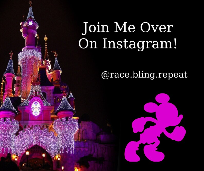 Puede incluir: Una silueta rosa de Mickey Mouse corriendo frente a una imagen nocturna del castillo de la Bella Durmiente en Disneyland. El texto "Join Me Over On Instagram! @race.bling.repeat" se muestra sobre la silueta.