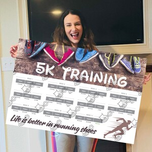 Może przedstawiać: Plakat z planem treningu 5 km z kolorowym wzorem przedstawiającym buty do biegania i tekstem "Life is better in running shoes". Plakat zawiera cotygodniowy harmonogram treningowy z dniami tygodnia i czasami biegania.