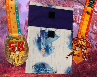 Estuche de viaje para 2 medallas: Soporte acolchado de Anna y Elsa de Frozen 2, fin de semana de princesas runDisney, Nature is Magical, bolsa con brillos para carreras de 5K y 10K.