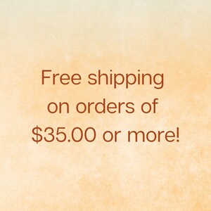 Puede incluir: Texto marr&oacute;n oscuro sobre un fondo texturizado marr&oacute;n claro: "&iexcl;Env&iacute;o gratuito en pedidos de $35.00 o m&aacute;s!" El fondo tiene un degradado de marr&oacute;n claro a verde claro.