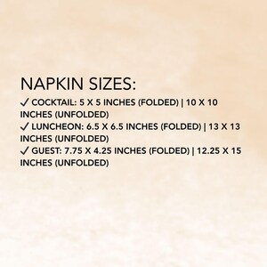 Puede incluir: Texto sobre un fondo beige que enumera los tama&ntilde;os de las servilletas. Las servilletas de c&oacute;ctel miden 12,7 x 12,7 cm plegadas, 25,4 x 25,4 cm desplegadas. Las servilletas de almuerzo miden 16,5 x 16,5 cm plegadas, 33 x 33 cm desplegadas. Las servilletas de invitados miden 19,7 x 10,8 cm plegadas, 31,1 x 38,1 cm desplegadas.