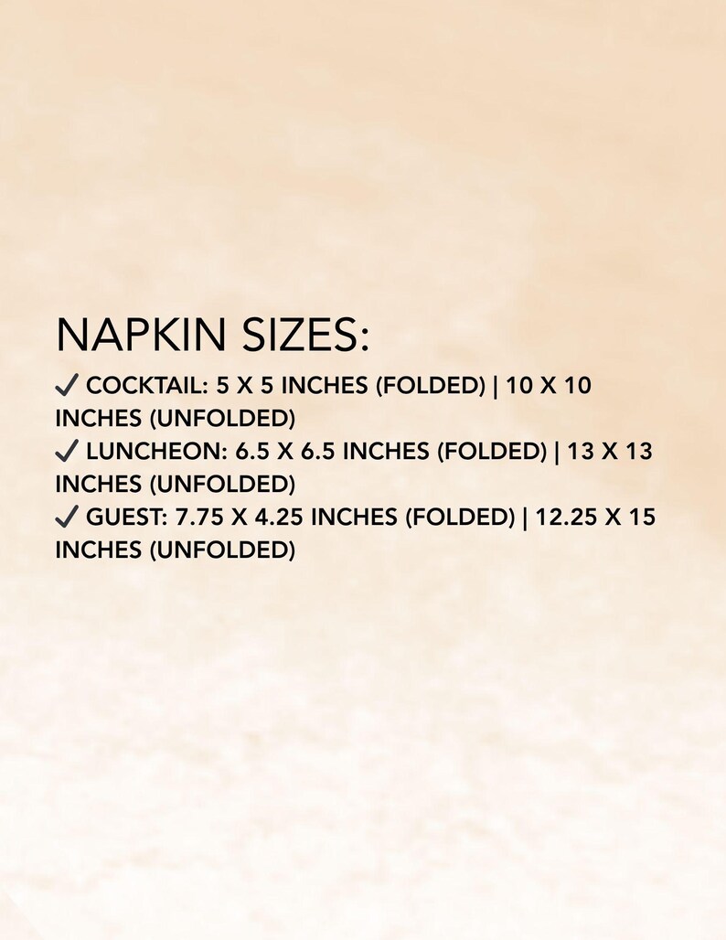 Puede incluir: Texto sobre un fondo beige que enumera los tama&ntilde;os de las servilletas. Las servilletas de c&oacute;ctel miden 12,7 x 12,7 cm plegadas, 25,4 x 25,4 cm desplegadas. Las servilletas de almuerzo miden 16,5 x 16,5 cm plegadas, 33 x 33 cm desplegadas. Las servilletas de invitados miden 19,7 x 10,8 cm plegadas, 31,1 x 38,1 cm desplegadas.