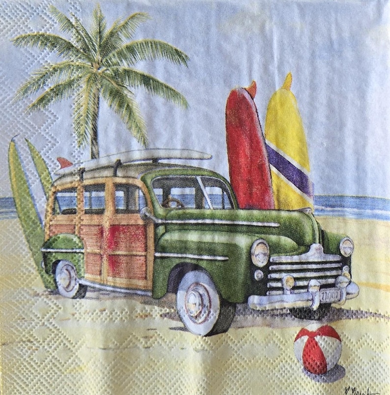 Puede incluir: Servilleta decorativa con un coche familiar verde vintage en una playa arenosa. Tablas de surf apoyadas en el coche y una palmera al fondo. Un bal&oacute;n de playa rojo y blanco est&aacute; en la arena.