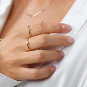 Anillo de diamantes delicado, anillo apilable de oro macizo, anillo de diamantes diminutos, anillo de oro minimalista, anillo solitario mini, anillo de diamantes finos