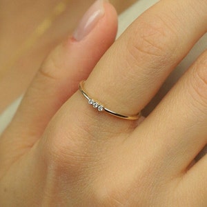Delikatny pierścionek z trzema diamentami od SagittariusFineJwlr,Trio złoty pierścionek z diamentami,Delikatny i Minamalist Stacking Ring,Wyprzedaże w Czarny Piątek