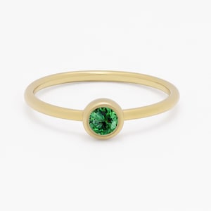 Bague solitaire en or 14 carats avec émeraudes, serti clos pierre de naissance May