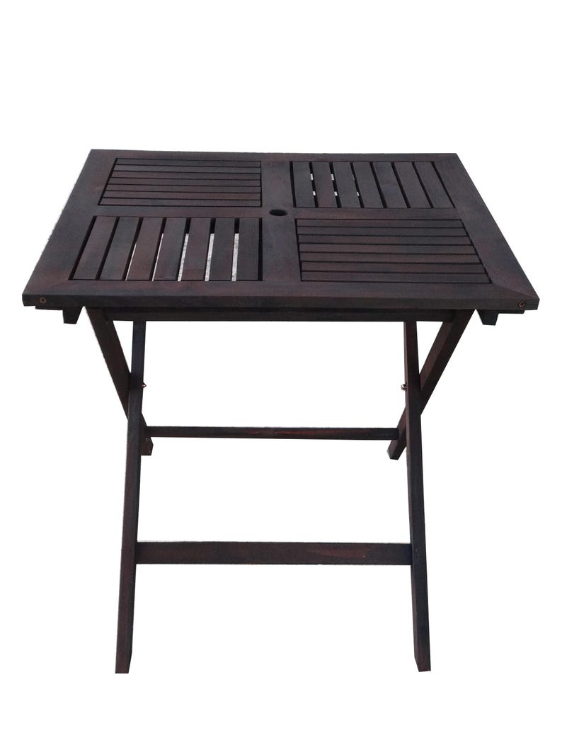 Puede incluir: Mesa plegable cuadrada de color marr&oacute;n oscuro con tablero de listones. La mesa es de madera y tiene un dise&ntilde;o sencillo y funcional. La mesa mide aproximadamente 76 cm cuadrados y se pliega para guardarla f&aacute;cilmente.