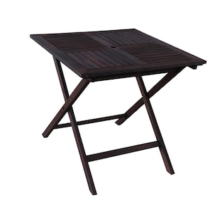 Puede incluir: Una mesa plegable cuadrada de color marr&oacute;n oscuro con una tapa de listones. La mesa tiene un agujero en el centro y est&aacute; sostenida por un dise&ntilde;o de patas en forma de X. La mesa mide aproximadamente 61 cm de ancho y 61 cm de largo.