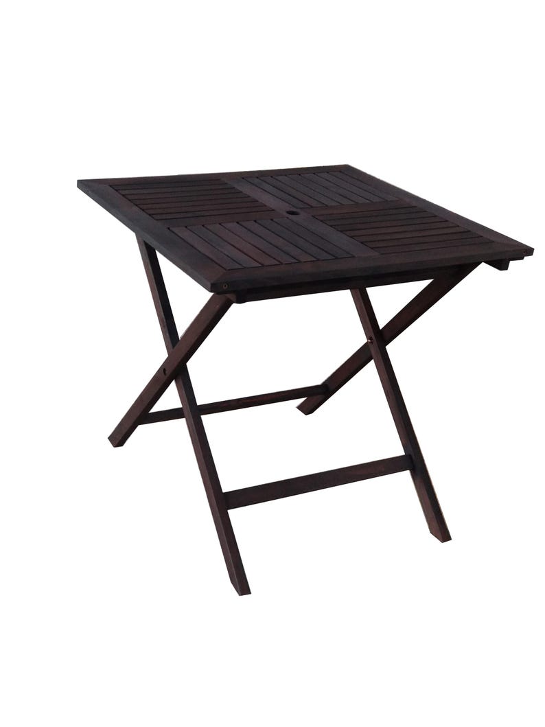 Puede incluir: Una mesa plegable cuadrada de color marr&oacute;n oscuro con una tapa de listones. La mesa tiene un agujero en el centro y est&aacute; sostenida por un dise&ntilde;o de patas en forma de X. La mesa mide aproximadamente 61 cm de ancho y 61 cm de largo.