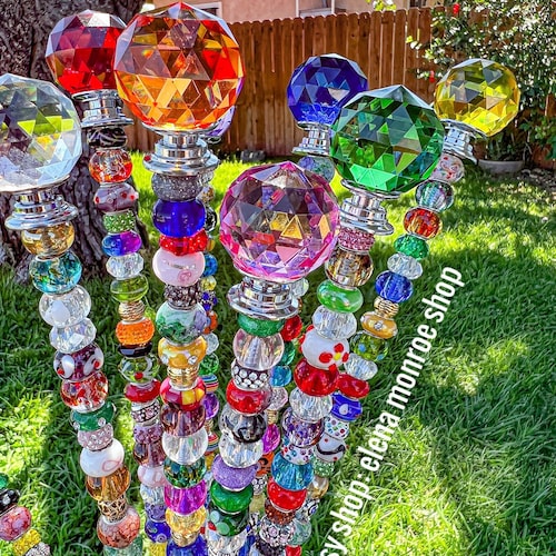 Piquet de jardin orné de bijoux de 14 pouces, piquet de jardinière, bâton de jardin à prisme rond, piquet de jardin féerique, bling plante, piquet de plante en pot, coloré, joli