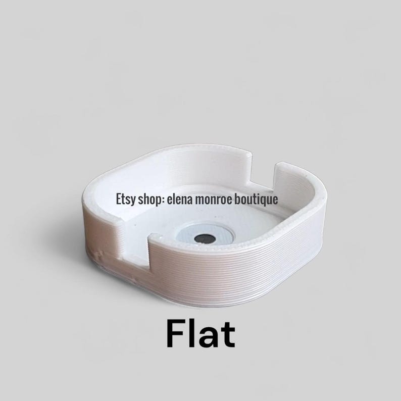 K&ouml;nnte beinhalten: Ein wei&szlig;es, flaches, aschenbecherf&ouml;rmiges Objekt mit einer zentralen kreisf&ouml;rmigen Vertiefung und einem kleinen schwarzen Punkt. Das Objekt hat ein geschwungenes Design mit einer gerippten Textur an den Seiten. Das Wort "Flat" ist unten in Schwarz gedruckt. Der Text "Etsy shop: elena monroe boutique" ist auf dem Objekt aufgedruckt.