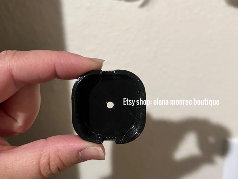 K&ouml;nnte beinhalten: Ein schwarzes, quadratisches Objekt mit einem kleinen Loch in der Mitte. Das Objekt hat abgerundete Ecken und scheint aus einem gl&auml;nzenden Material zu bestehen. Der Text auf dem Bild lautet "Etsy shop: elena monroe boutique".