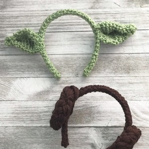 Könnte beinhalten: Zwei gehäkelte Stirnbänder: eines hellgrün mit spitzen Ohren, das andere braun mit einem geknoteten Design. Der Etsy-Shop-Name "Elena Monroe Boutique" ist oben aufgedruckt.